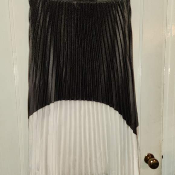 Saks Fifth Avenue Black & White Pleated Skirt Womens Size Large - Picture 2 of 3